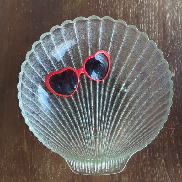 Glass Shell-Shaped Decorative Plate - Picture 5 of 5